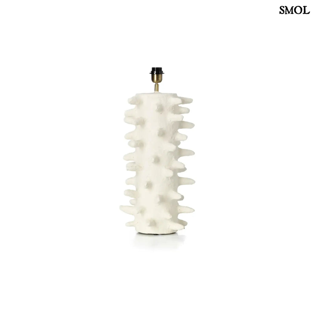 Fehér papírmasé asztali lámpa texturált, tüskés talppal és bézs lámpaernyővel talp fehér háttérrel