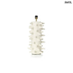 Fehér papírmasé asztali lámpa texturált, tüskés talppal és bézs lámpaernyővel talp fehér háttérrel