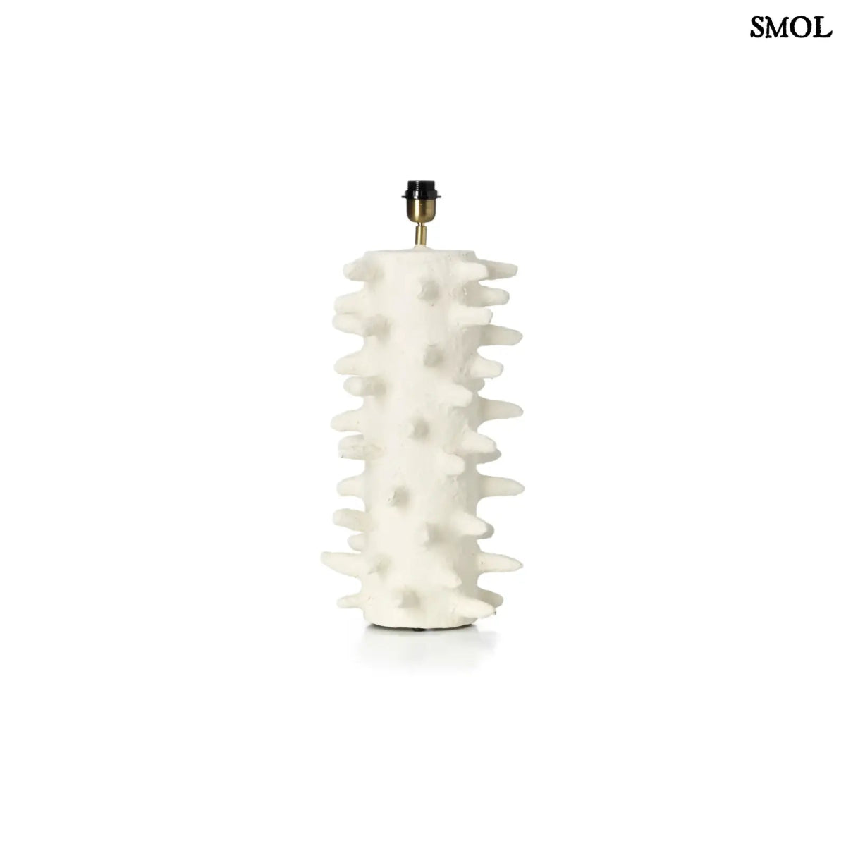 Fehér papírmasé asztali lámpa texturált, tüskés talppal és bézs lámpaernyővel talp fehér háttérrel