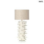 Fehér papírmasé asztali lámpa texturált, tüskés talppal és bézs lámpaernyővel fehér háttérrel