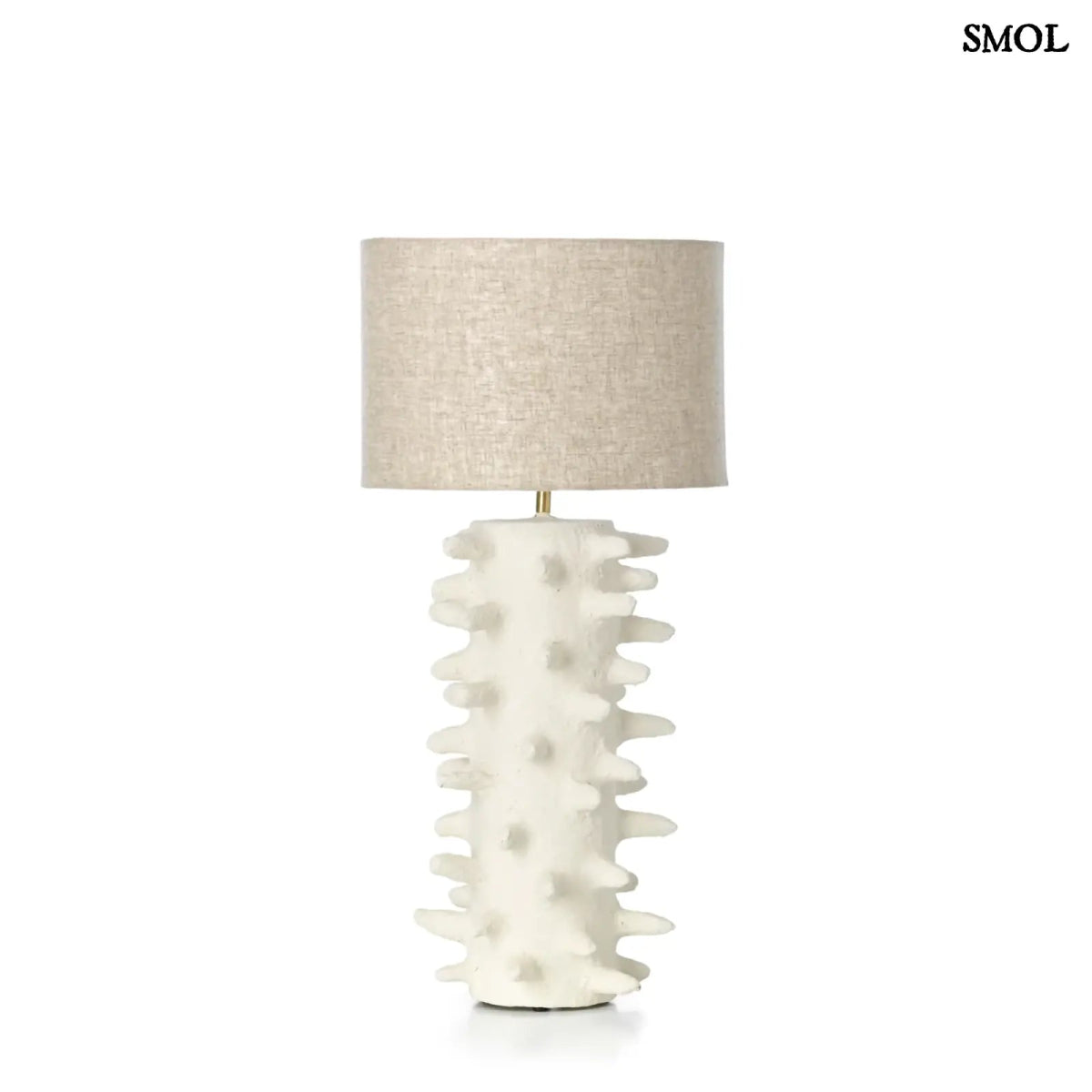 Fehér papírmasé asztali lámpa texturált, tüskés talppal és bézs lámpaernyővel fehér háttérrel