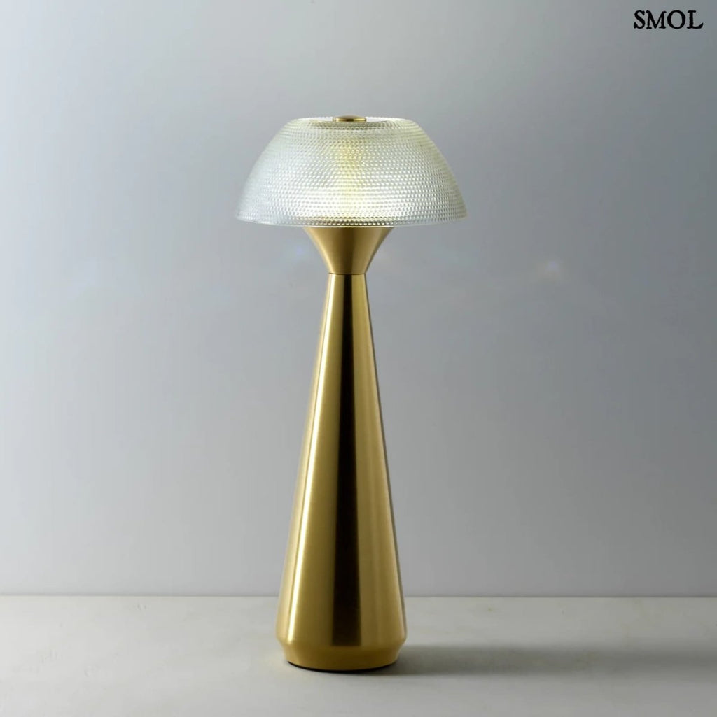 Vezeték nélküli asztali lámpa sárgaréz alappal és textúrált gomba búrával, hideg fénnyel