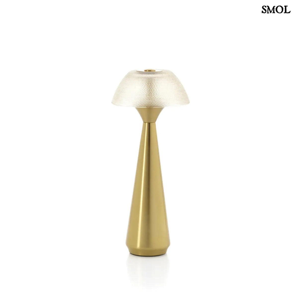 Vezeték nélküli asztali lámpa sárgaréz alappal és textúrált gomba búrával, fehér háttérrel