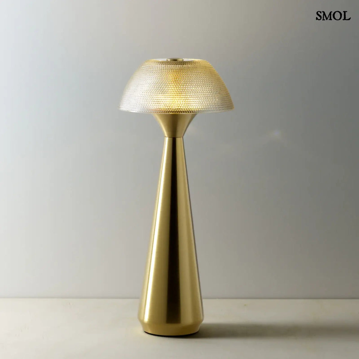 Vezeték nélküli asztali lámpa sárgaréz alappal és textúrált gomba búrával, lágy fénnyel