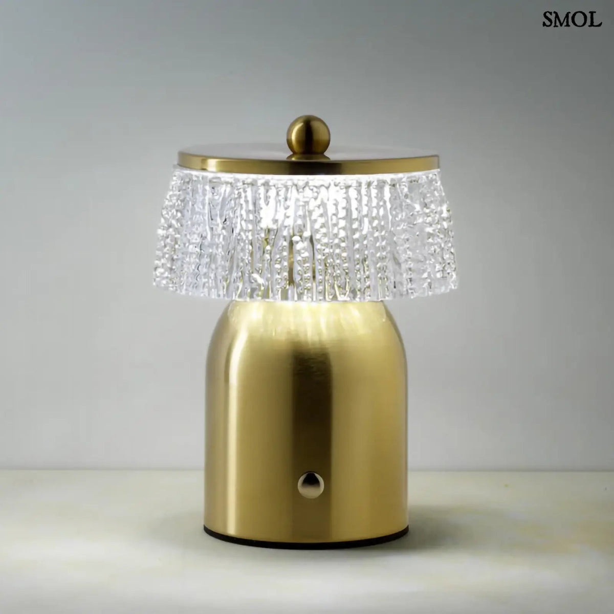 Disco Muffin asztali lámpa sárgaréz alappal és textúrált üveg búrával. Vezeték nélküli, USB töltős, fénnyel