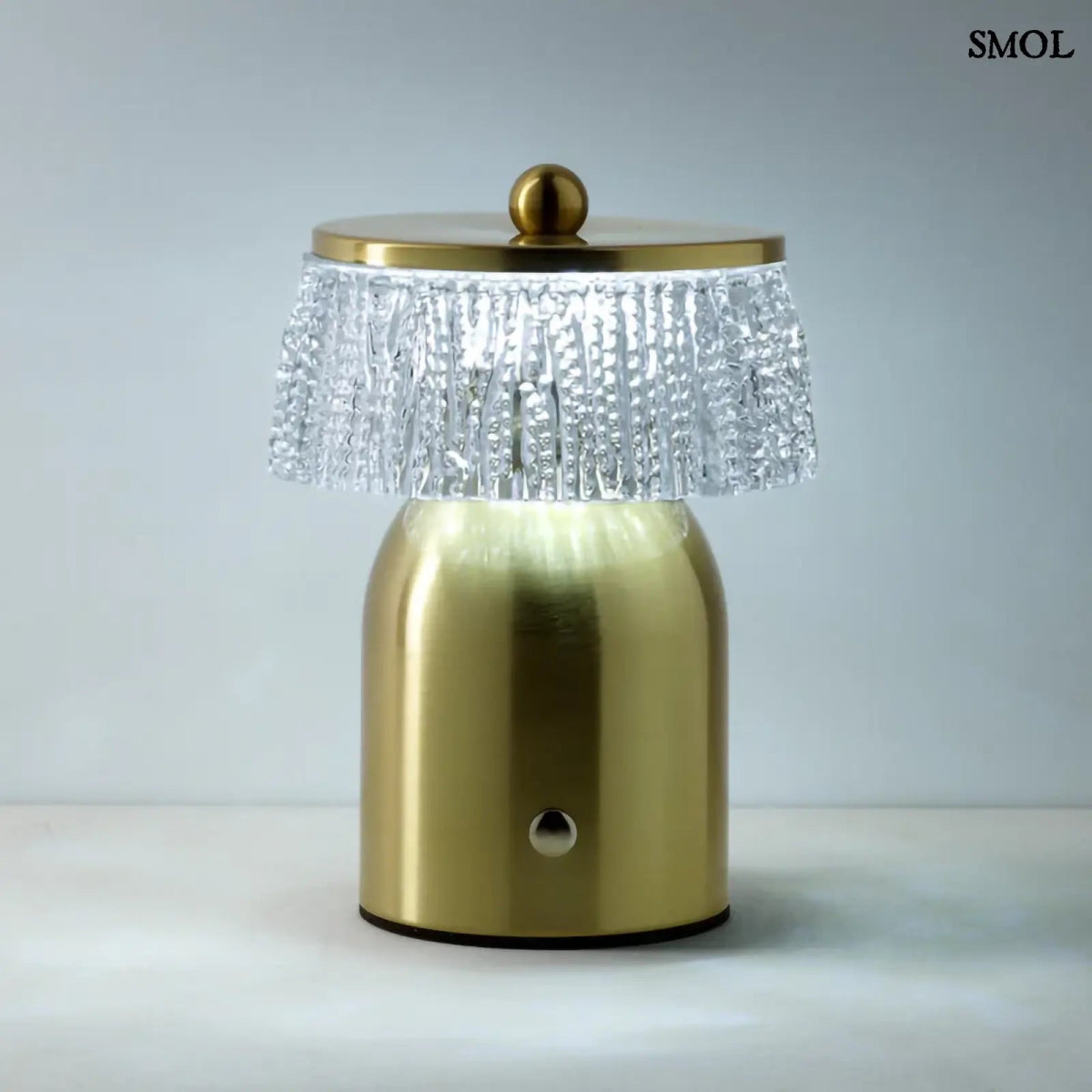 Disco Muffin asztali lámpa sárgaréz alappal és textúrált üveg búrával. Vezeték nélküli, USB töltős, hideg fénnyel