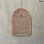 Kézzel fonott, natúr színű banánlevél függőlámpaernyő szürke háttérrel