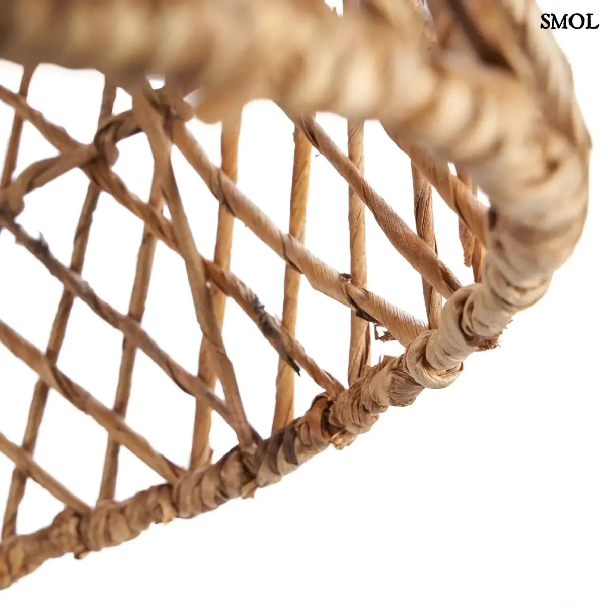 Kézzel fonott, natúr színű banánlevél függőlámpaernyő alulról nagyítva