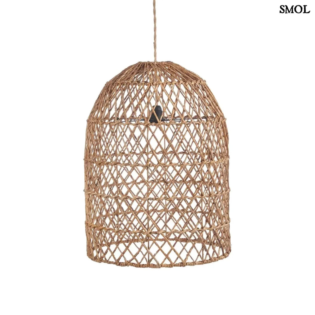 Kézzel fonott, natúr színű banánlevél függőlámpaernyő fehér háttérrel