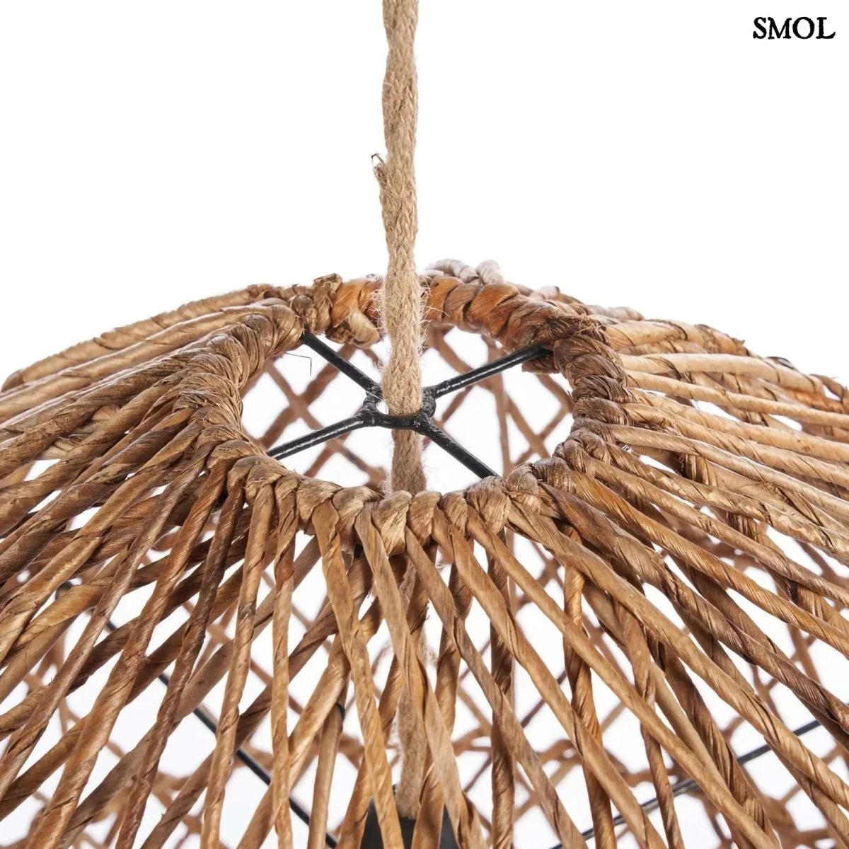 Kézzel fonott, natúr színű banánlevél függőlámpaernyő felülről nagyítva