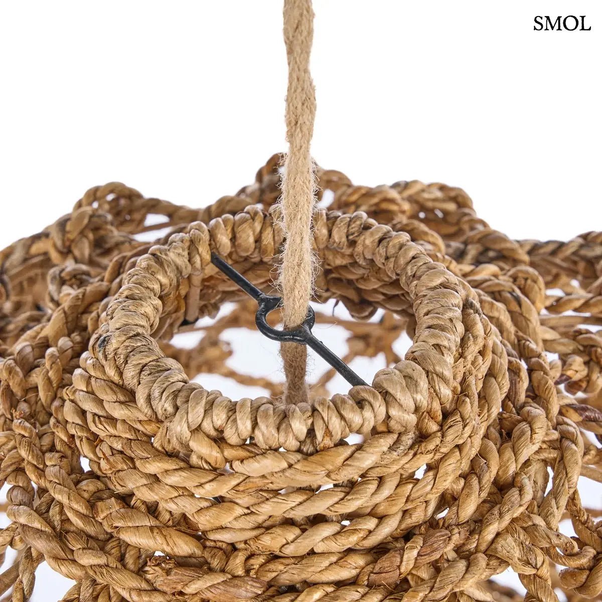 Kézzel szőtt, natúr barna banánlevél lámpaernyő tágas, hálós fonással és rusztikus textúrával, akasztó nagyítva