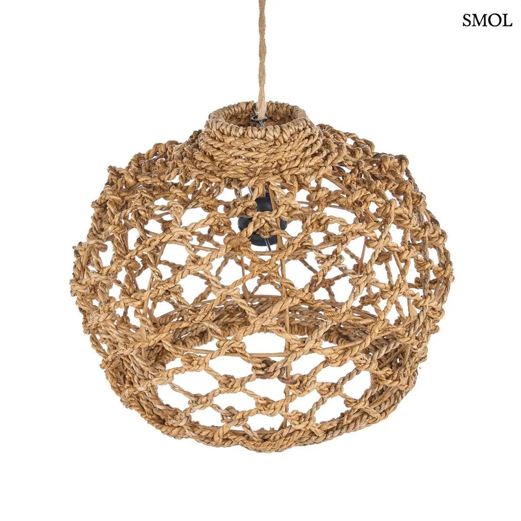 Kézzel szőtt, natúr barna banánlevél lámpaernyő tágas, hálós fonással és rusztikus textúrával, ferdén, fehér háttérrel