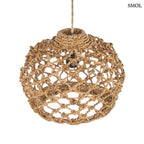 Kézzel szőtt, natúr barna banánlevél lámpaernyő tágas, hálós fonással és rusztikus textúrával, ferdén, fehér háttérrel