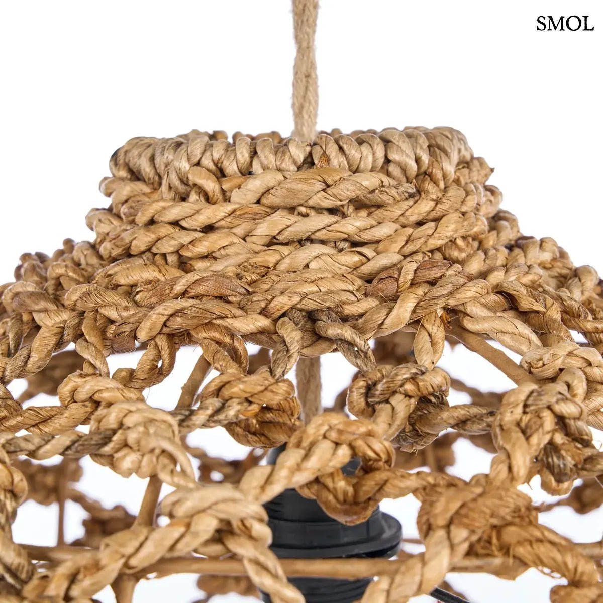 Kézzel szőtt, natúr barna banánlevél lámpaernyő tágas, hálós fonással és rusztikus textúrával, felső rész nagyítva