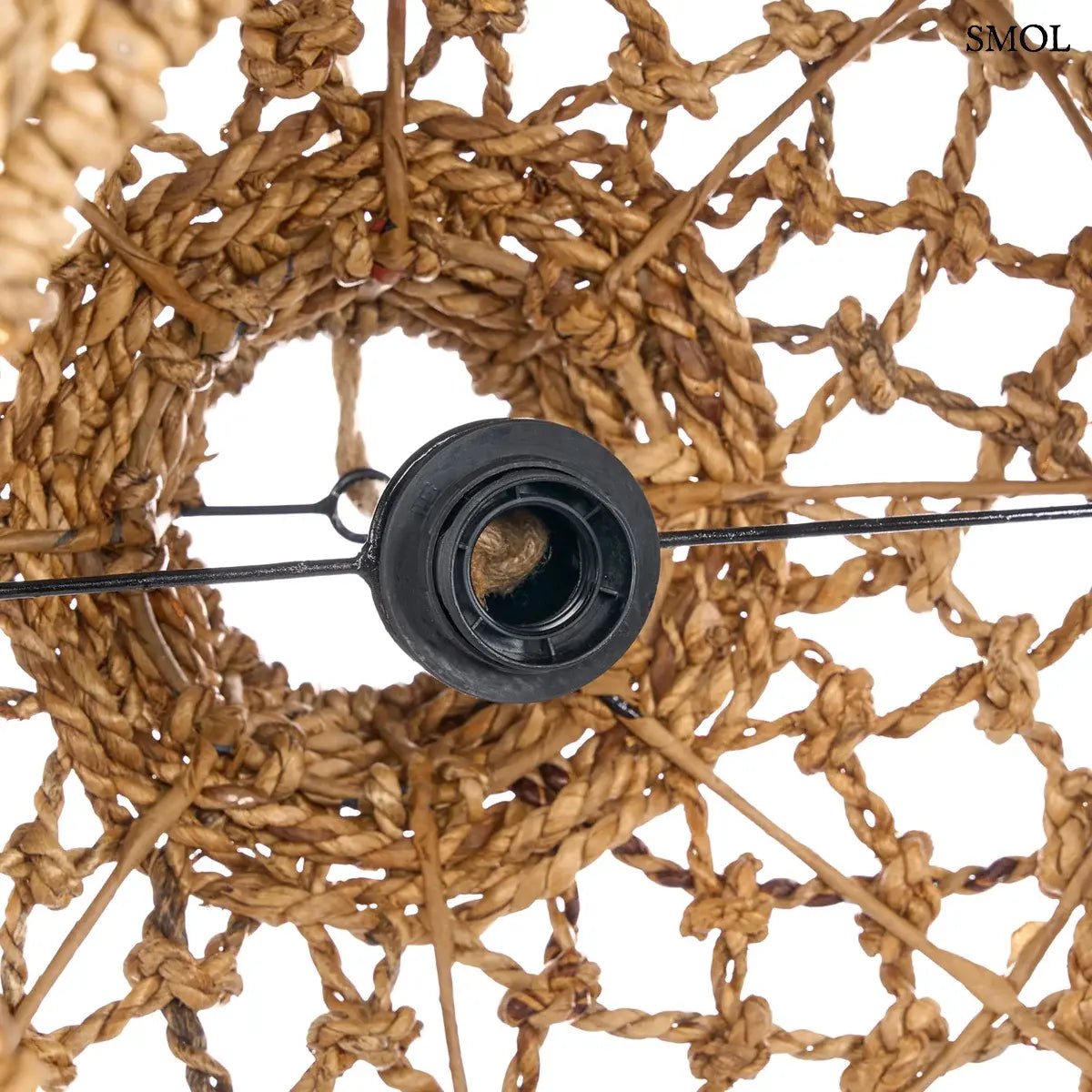 Kézzel szőtt, natúr barna banánlevél lámpaernyő tágas, hálós fonással és rusztikus textúrával,belülről nagyítva