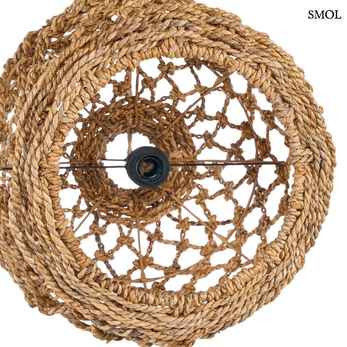 Kézzel szőtt, natúr barna banánlevél lámpaernyő tágas, hálós fonással és rusztikus textúrával, alulról