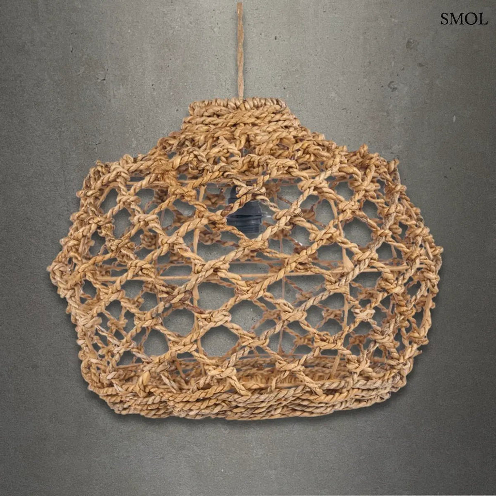 Kézzel szőtt, natúr barna banánlevél lámpaernyő tágas, hálós fonással és rusztikus textúrával, szürke háttérrel