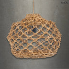 Kézzel szőtt, natúr barna banánlevél lámpaernyő tágas, hálós fonással és rusztikus textúrával, szürke háttérrel