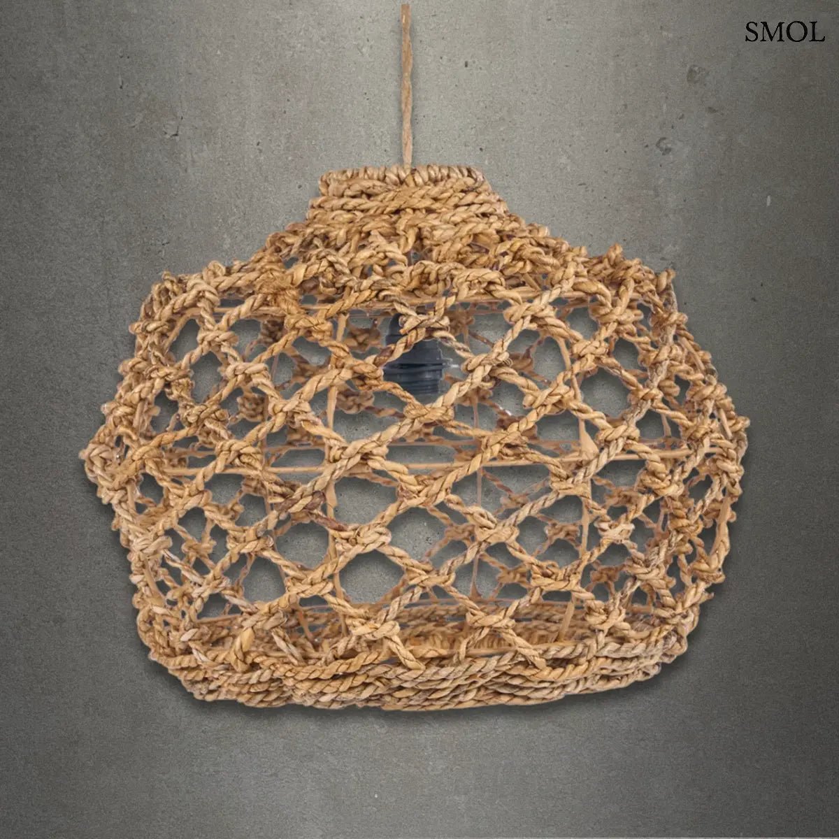 Kézzel szőtt, natúr barna banánlevél lámpaernyő tágas, hálós fonással és rusztikus textúrával, szürke háttérrel