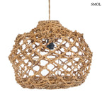 Kézzel szőtt, natúr barna banánlevél lámpaernyő tágas, hálós fonással és rusztikus textúrával, fehér háttérrel