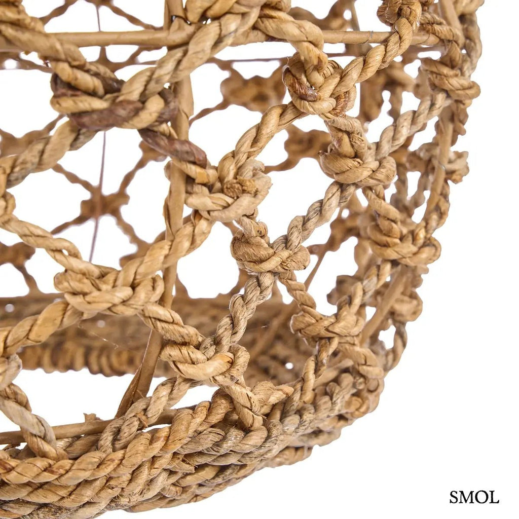 Kézzel szőtt, natúr barna banánlevél lámpaernyő tágas, hálós fonással és rusztikus textúrával, alsó rész nagyítva