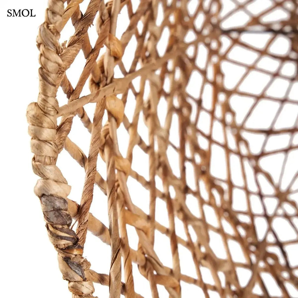 Kézzel szőtt, natúr barna banánlevél lámpaernyő ritka hálós fonással és harang alakú kialakítással, alulról nagyítva