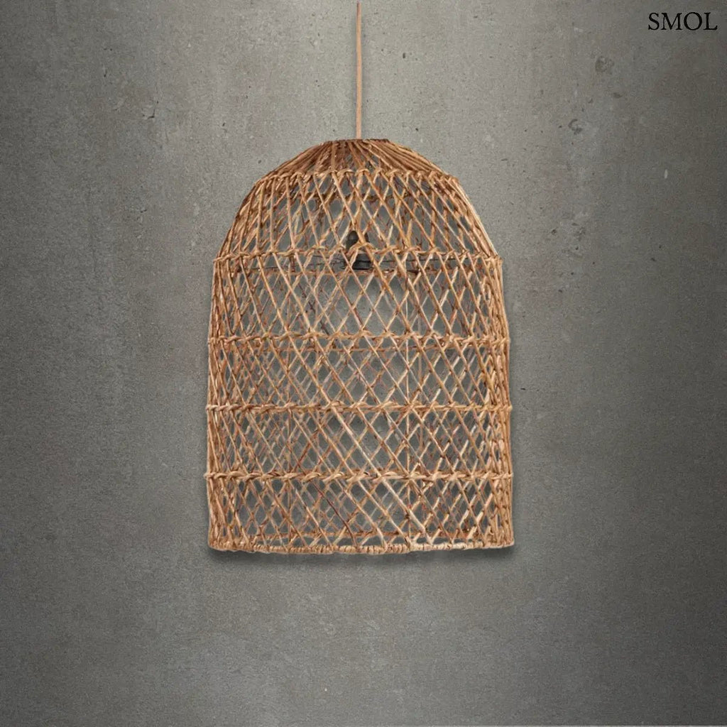 Kézzel szőtt, natúr barna banánlevél lámpaernyő ritka hálós fonással és harang alakú kialakítással, szürke háttérrel