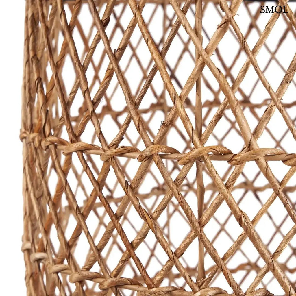 Kézzel szőtt, natúr barna banánlevél lámpaernyő ritka hálós fonással és harang alakú kialakítással, oldalról nagyítva