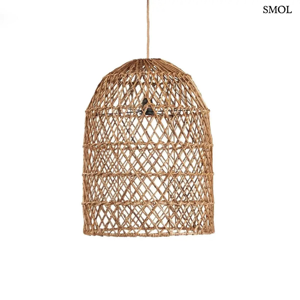 Kézzel szőtt, natúr barna banánlevél lámpaernyő ritka hálós fonással és harang alakú kialakítással, fehér háttérrel