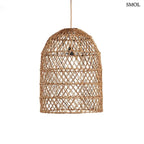 Kézzel szőtt, natúr barna banánlevél lámpaernyő ritka hálós fonással és harang alakú kialakítással, fehér háttérrel