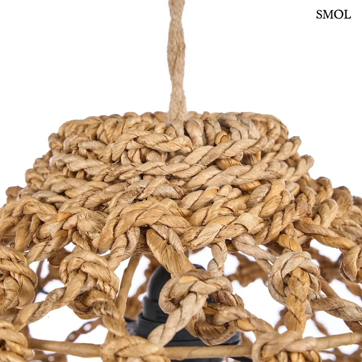 Természetes, kézzel font banánlevél lámpaernyő indonéz kézműves textúrával és egyedi fonott rácsos szerkezettel, felső rész nagyítva