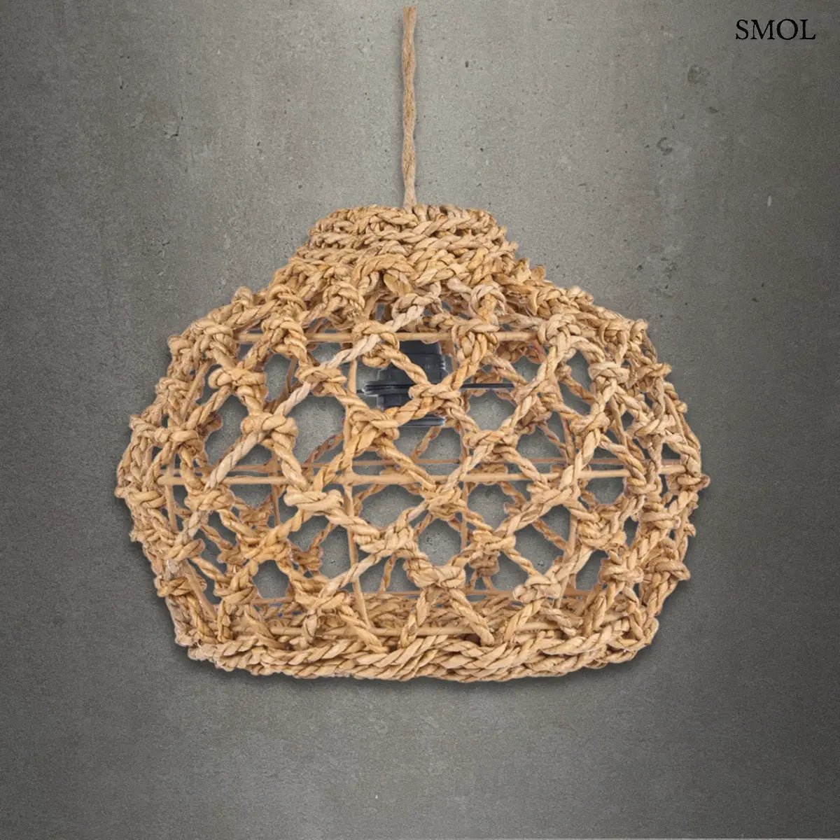 Természetes, kézzel font banánlevél lámpaernyő indonéz kézműves textúrával és egyedi fonott rácsos szerkezettel, szürke háttérrel