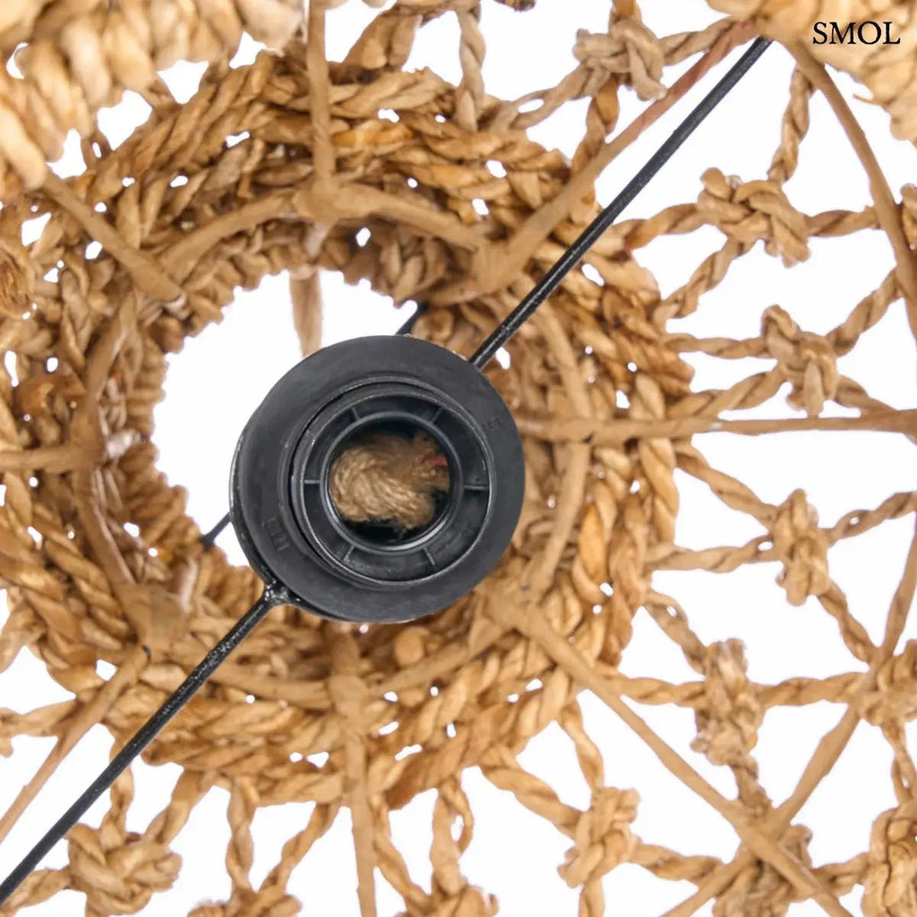 Természetes, kézzel font banánlevél lámpaernyő indonéz kézműves textúrával és egyedi fonott rácsos szerkezettel, alulról nagyítva