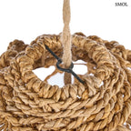 Természetes, kézzel font banánlevél lámpaernyő indonéz kézműves textúrával és egyedi fonott rácsos szerkezettel, felülről nagyítva