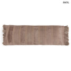 Kézzel festett bársony díszpárnahuzat fehér háttérrel