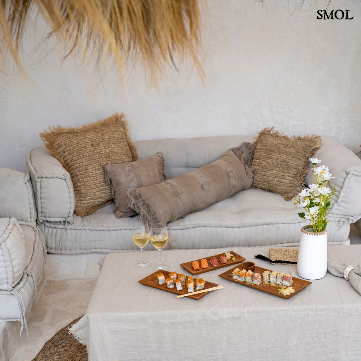 Kézzel festett bársony díszpárnahuzat nappaliban