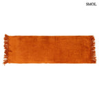 Rozsdaszín bársony díszpárna rojtos szegéllyel fehér háttérrel