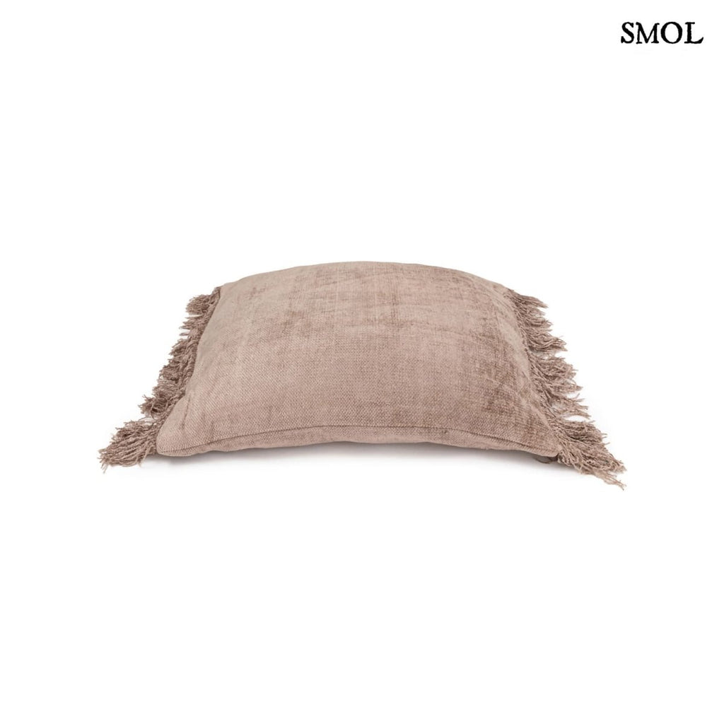 Betonszürke bársony díszpárnahuzat fektetve