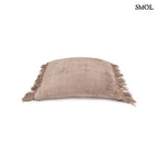 Betonszürke bársony díszpárnahuzat fektetve