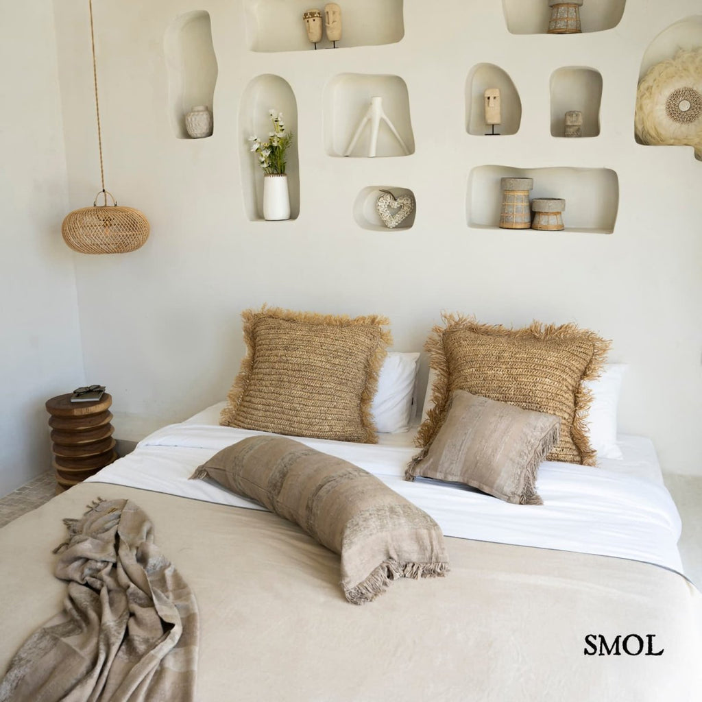 Betonszürke bársony díszpárnahuzat hálószobában, ágyon