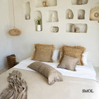 Betonszürke bársony díszpárnahuzat hálószobában, ágyon