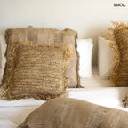 Betonszürke bársony díszpárnahuzat ágyon elhelyezve