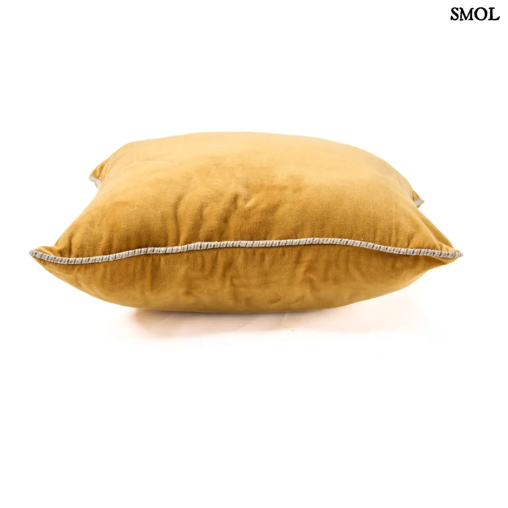 Luxus bársony díszpárnahuzat, mustársárga, 50x50 cm, selymes tapintású szövetből fektetve