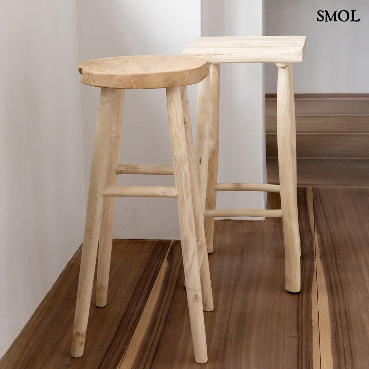 Természetes teakfa bárszék suarfa ülőlappal másik bárszékkel