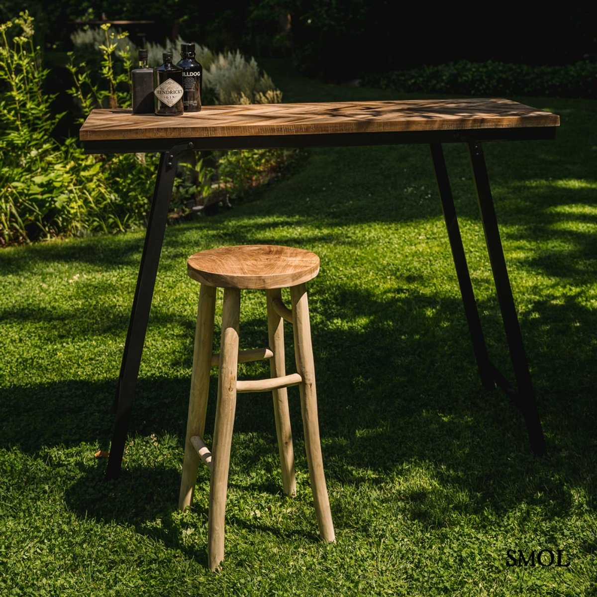 Természetes teakfa bárszék suarfa ülőlappal kertben