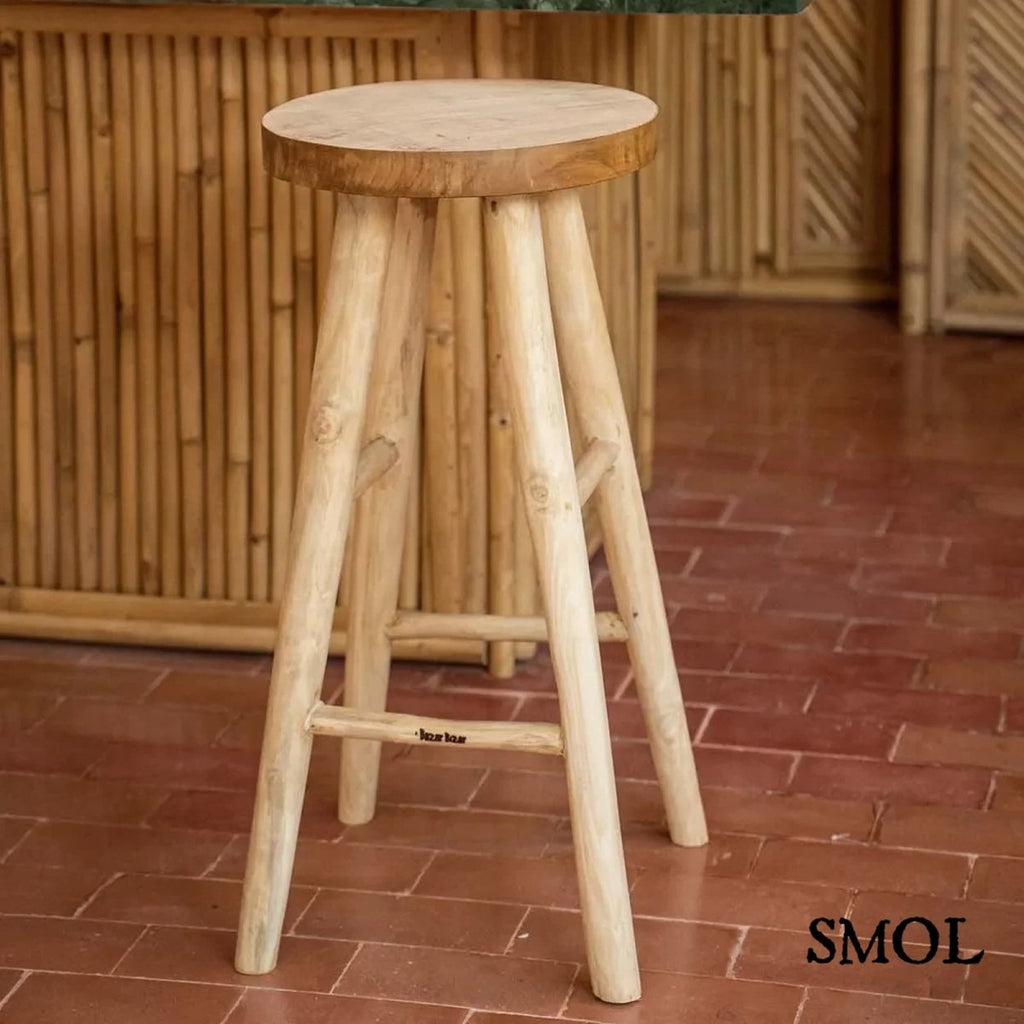 Természetes teakfa bárszék suarfa ülőlappal asztalnál