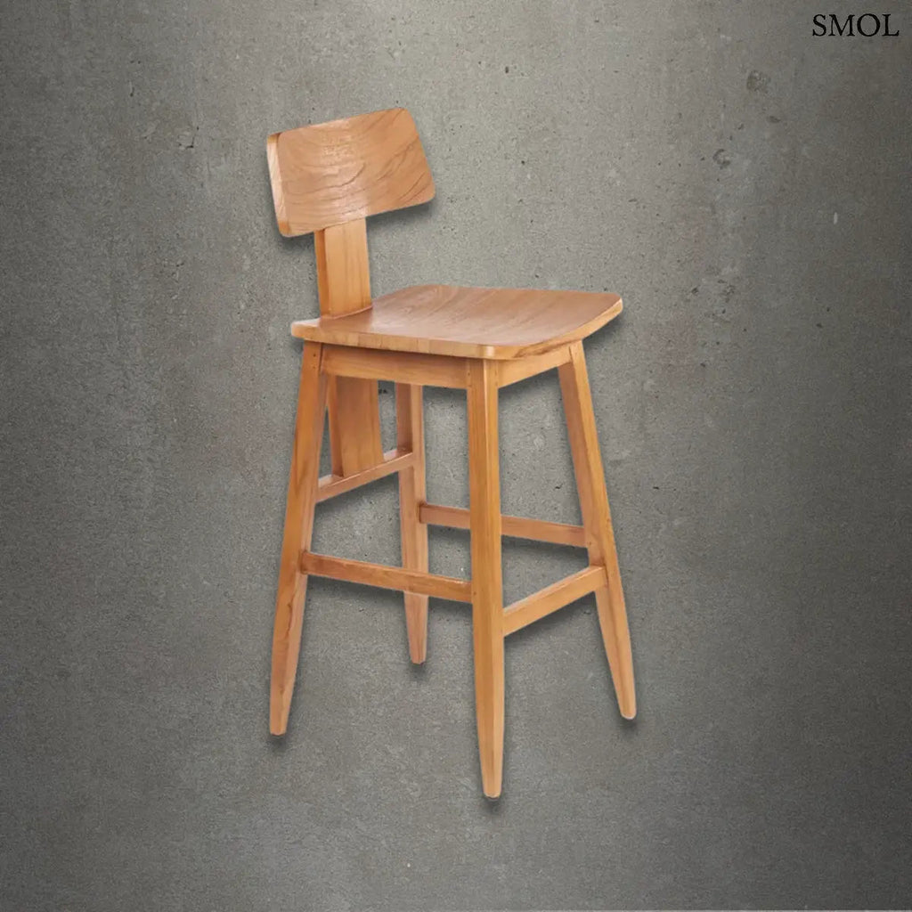 LOVYA természetes teakfa bárszék háttámlával, 109 cm magas kivitelben, modern stílusú konyhai vagy bárpult használatra, szürke háttérrel