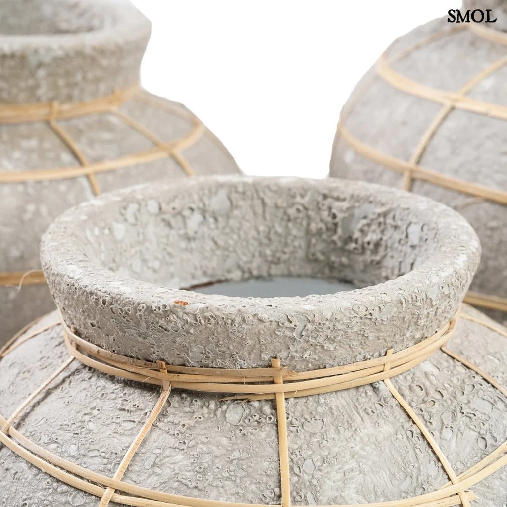 Betonhatású terrakotta váza rattan díszítéssel - S | BELLY - SMOL