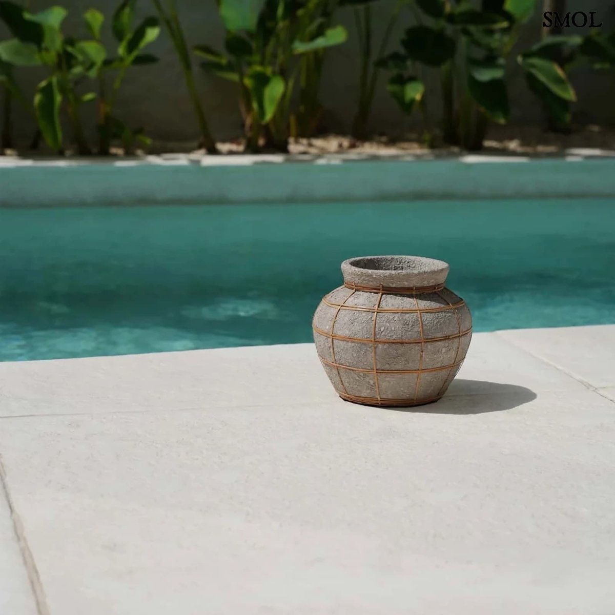 Betonhatású terrakotta váza rattan díszítéssel - S | BELLY - SMOL