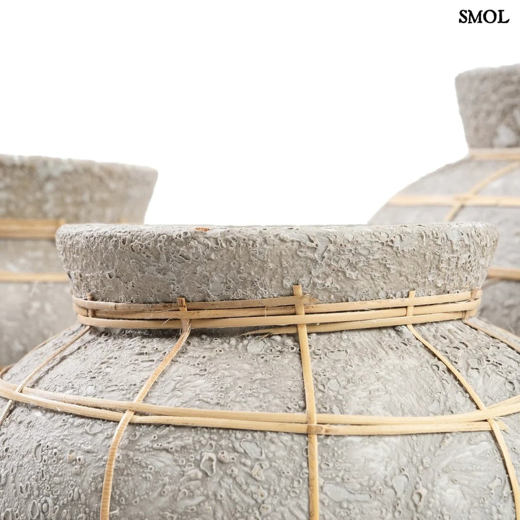 Betonhatású terrakotta váza rattan díszítéssel - S | BELLY - SMOL